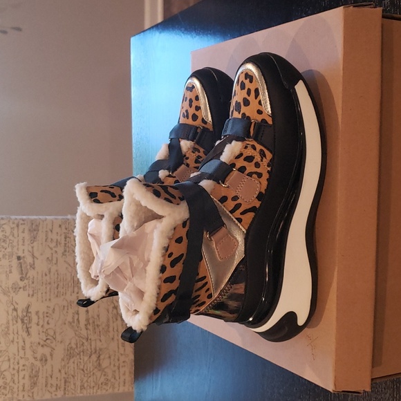 NWB! Steve Madden "Chilled" Sneaker/Boot - Picture 2 of 4